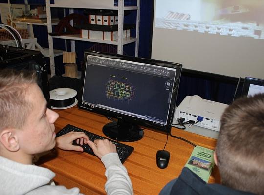 Budujemy, odnawiamy energetykę i promujemy styl wojskowy. Targi  i branding w PCE.