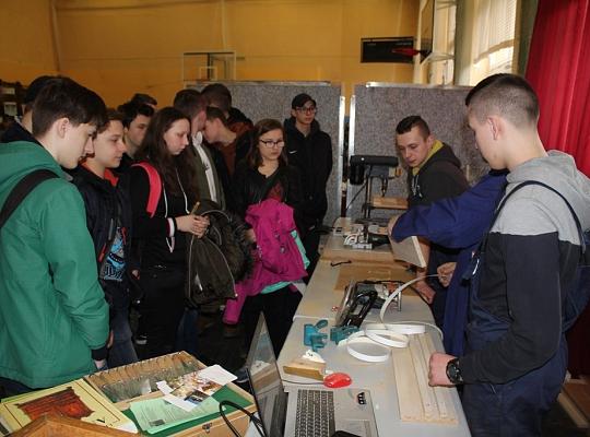 Budujemy, odnawiamy energetykę i promujemy styl wojskowy. Targi  i branding w PCE.