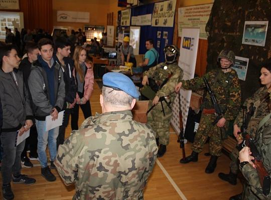 Budujemy, odnawiamy energetykę i promujemy styl wojskowy. Targi  i branding w PCE.