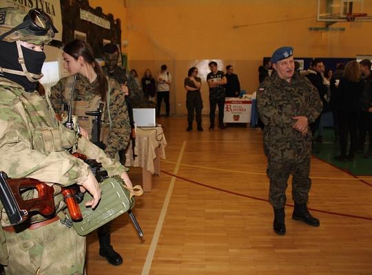 Budujemy, odnawiamy energetykę i promujemy styl wojskowy. Targi  i branding w PCE.