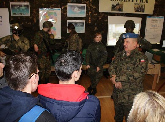 Budujemy, odnawiamy energetykę i promujemy styl wojskowy. Targi  i branding w PCE.