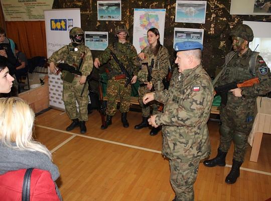 Budujemy, odnawiamy energetykę i promujemy styl wojskowy. Targi  i branding w PCE.