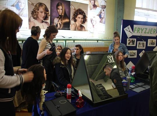 Budujemy, odnawiamy energetykę i promujemy styl wojskowy. Targi  i branding w PCE.