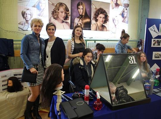 Budujemy, odnawiamy energetykę i promujemy styl wojskowy. Targi  i branding w PCE.