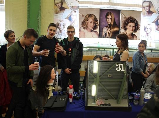 Budujemy, odnawiamy energetykę i promujemy styl wojskowy. Targi  i branding w PCE.