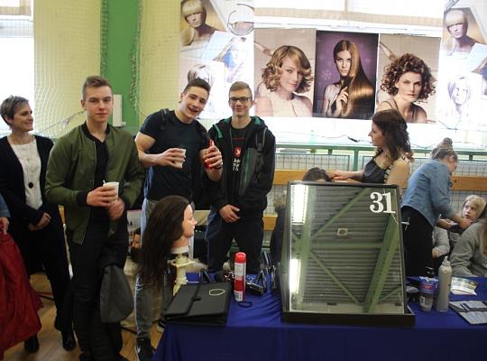 Budujemy, odnawiamy energetykę i promujemy styl wojskowy. Targi  i branding w PCE.