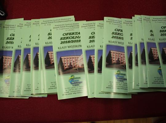 Budujemy, odnawiamy energetykę i promujemy styl wojskowy. Targi  i branding w PCE.