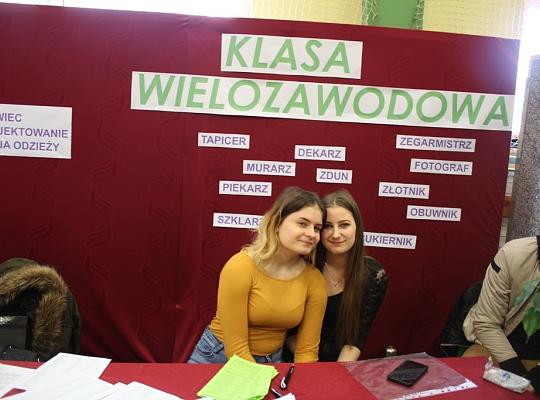 Budujemy, odnawiamy energetykę i promujemy styl wojskowy. Targi  i branding w PCE.