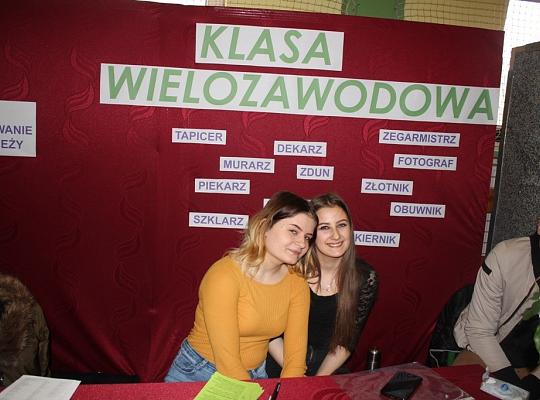 Budujemy, odnawiamy energetykę i promujemy styl wojskowy. Targi  i branding w PCE.