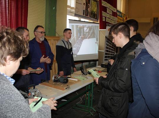 Budujemy, odnawiamy energetykę i promujemy styl wojskowy. Targi  i branding w PCE.