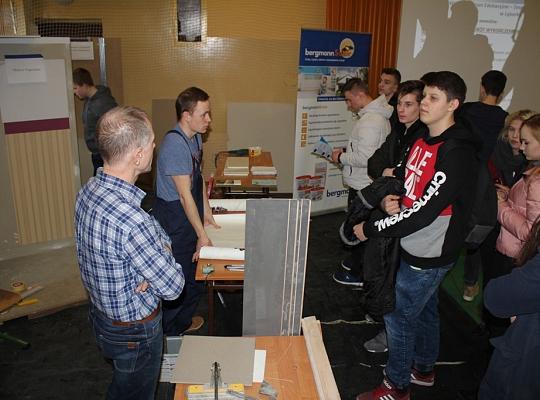 Budujemy, odnawiamy energetykę i promujemy styl wojskowy. Targi  i branding w PCE.