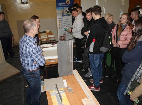 Budujemy, odnawiamy energetykę i promujemy styl wojskowy. Targi  i branding w PCE.