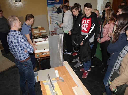 Budujemy, odnawiamy energetykę i promujemy styl wojskowy. Targi  i branding w PCE.