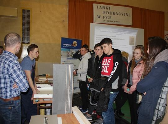 Budujemy, odnawiamy energetykę i promujemy styl wojskowy. Targi  i branding w PCE.