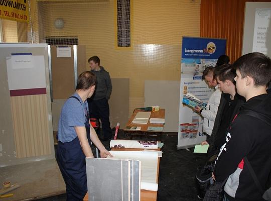 Budujemy, odnawiamy energetykę i promujemy styl wojskowy. Targi  i branding w PCE.