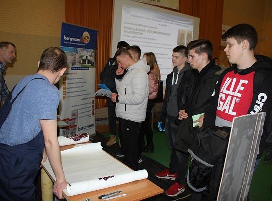 Budujemy, odnawiamy energetykę i promujemy styl wojskowy. Targi  i branding w PCE.