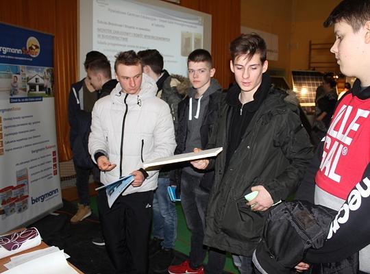 Budujemy, odnawiamy energetykę i promujemy styl wojskowy. Targi  i branding w PCE.