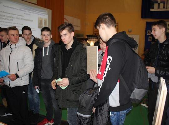 Budujemy, odnawiamy energetykę i promujemy styl wojskowy. Targi  i branding w PCE.