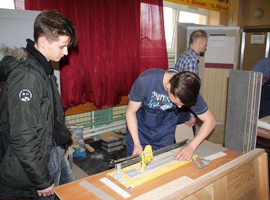 Budujemy, odnawiamy energetykę i promujemy styl wojskowy. Targi  i branding w PCE.