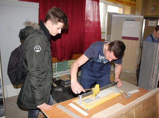 Budujemy, odnawiamy energetykę i promujemy styl wojskowy. Targi  i branding w PCE.