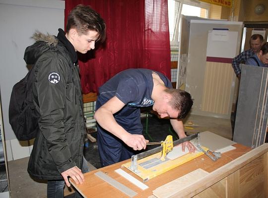 Budujemy, odnawiamy energetykę i promujemy styl wojskowy. Targi  i branding w PCE.