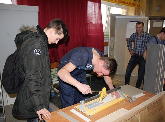 Budujemy, odnawiamy energetykę i promujemy styl wojskowy. Targi  i branding w PCE.