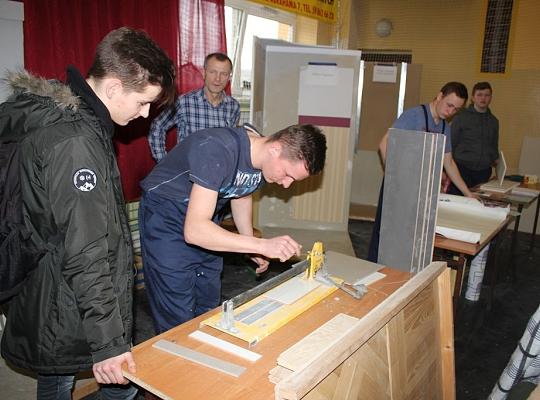 Budujemy, odnawiamy energetykę i promujemy styl wojskowy. Targi  i branding w PCE.