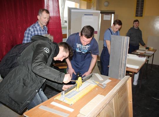 Budujemy, odnawiamy energetykę i promujemy styl wojskowy. Targi  i branding w PCE.