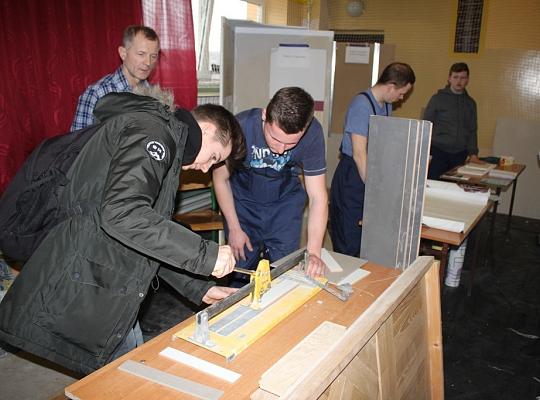 Budujemy, odnawiamy energetykę i promujemy styl wojskowy. Targi  i branding w PCE.