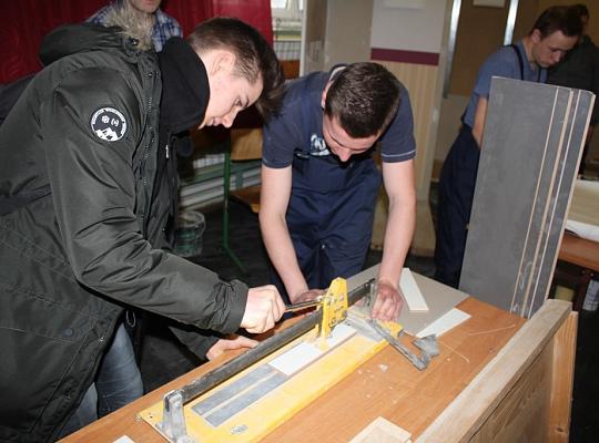 Budujemy, odnawiamy energetykę i promujemy styl wojskowy. Targi  i branding w PCE.