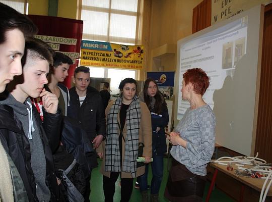 Budujemy, odnawiamy energetykę i promujemy styl wojskowy. Targi  i branding w PCE.