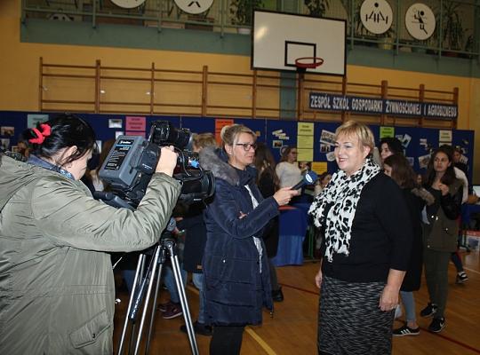 Targi Edukacyjne w kamerze i aparacie fotograficznym.