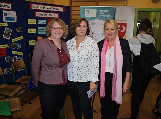 Targi Edukacyjne w kamerze i aparacie fotograficznym.