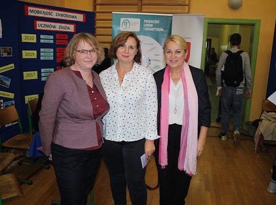 Targi Edukacyjne w kamerze i aparacie fotograficznym.