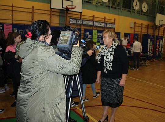 Targi Edukacyjne w kamerze i aparacie fotograficznym.