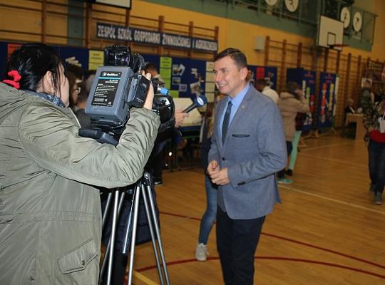 Targi Edukacyjne w kamerze i aparacie fotograficznym.