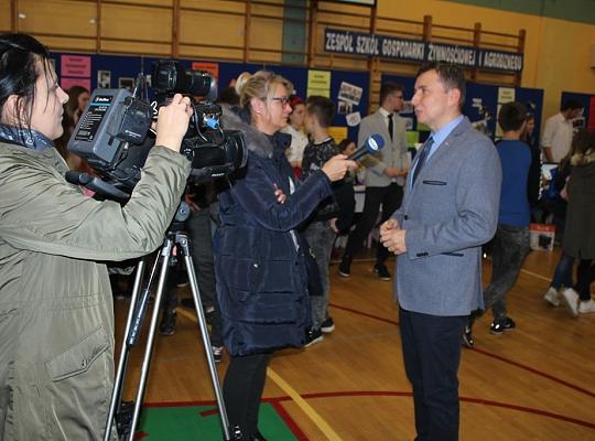 Targi Edukacyjne w kamerze i aparacie fotograficznym.