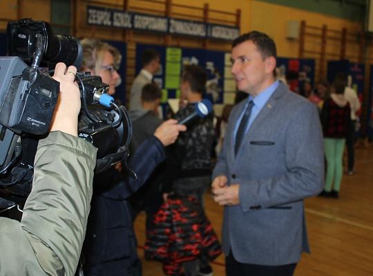 Targi Edukacyjne w kamerze i aparacie fotograficznym.