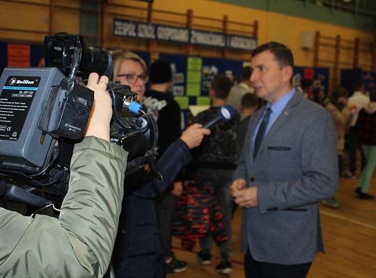 Targi Edukacyjne w kamerze i aparacie fotograficznym.