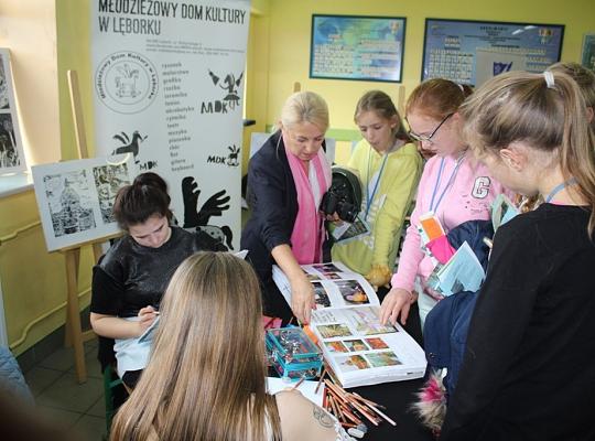 Targi Edukacyjne w kamerze i aparacie fotograficznym.