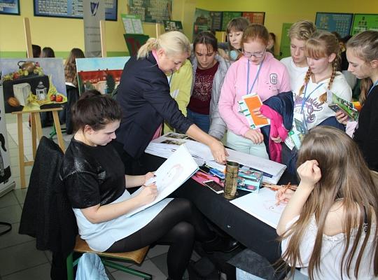 Targi Edukacyjne w kamerze i aparacie fotograficznym.