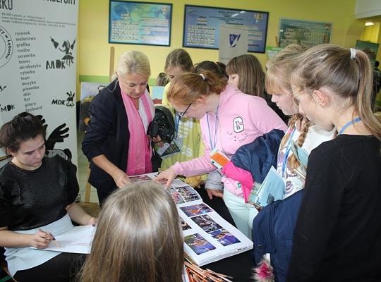 Targi Edukacyjne w kamerze i aparacie fotograficznym.