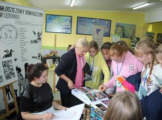 Targi Edukacyjne w kamerze i aparacie fotograficznym.