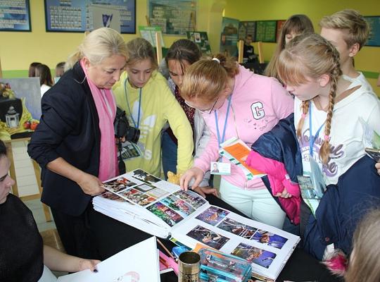 Targi Edukacyjne w kamerze i aparacie fotograficznym.
