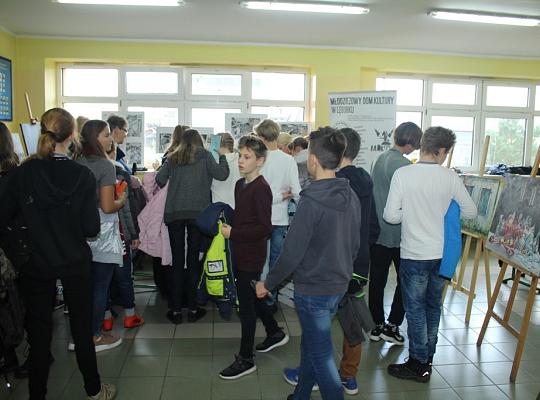 Targi Edukacyjne w kamerze i aparacie fotograficznym.