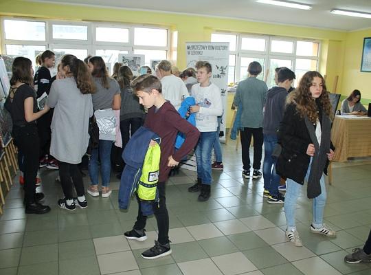 Targi Edukacyjne w kamerze i aparacie fotograficznym.