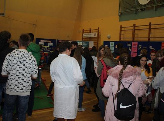 Targi Edukacyjne w kamerze i aparacie fotograficznym.