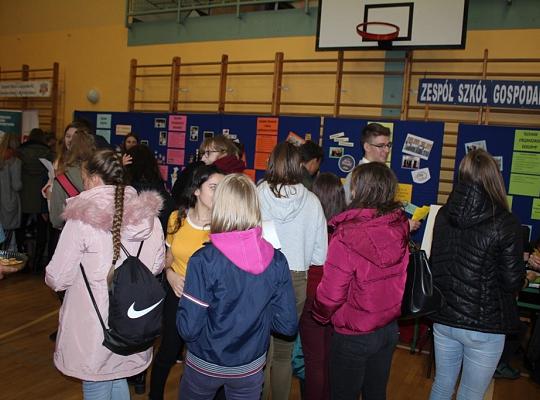 Targi Edukacyjne w kamerze i aparacie fotograficznym.