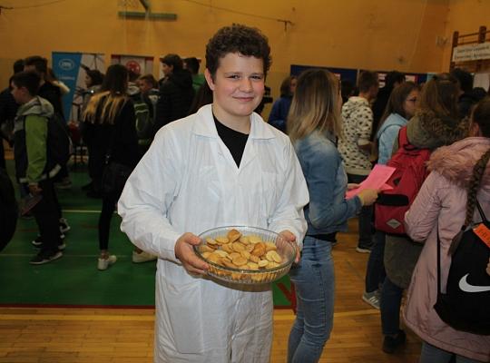 Targi Edukacyjne w kamerze i aparacie fotograficznym.