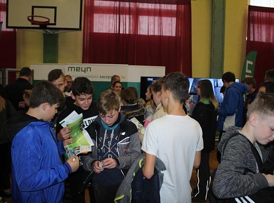 Targi Edukacyjne w kamerze i aparacie fotograficznym.